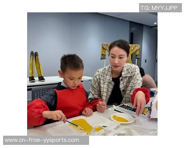 林丹西班牙为儿子庆生，与谢杏芳同框显瘦弱，一家四口住独栋别墅